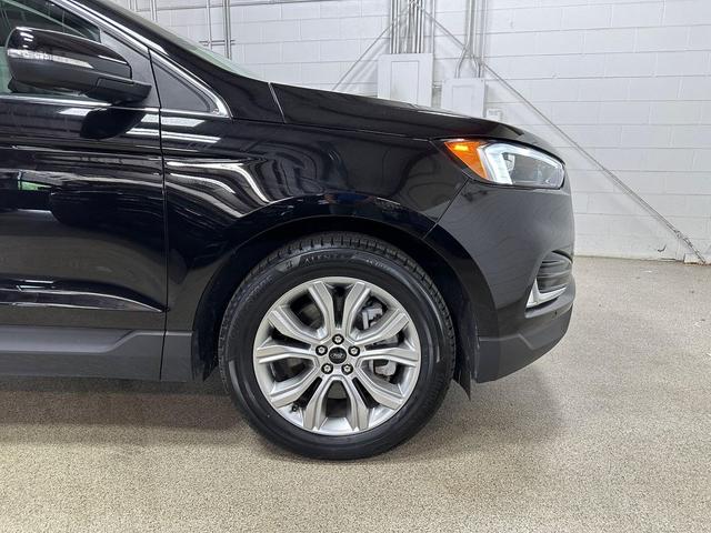 Photo of 2024 Agate Black Metallic Ford Edge