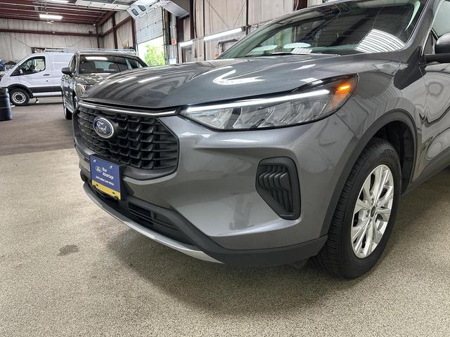 Photo of 2024 Carbonized Gray Metallic Ford Escape