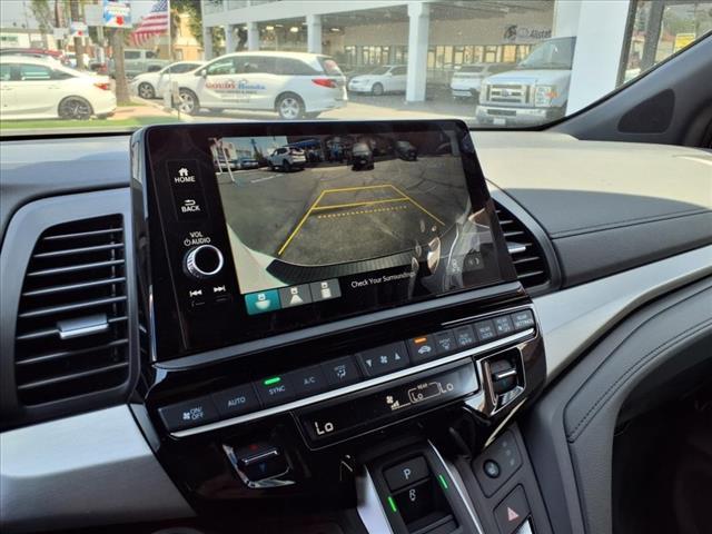 Photo of 2025 Platinum White Pearl Honda Odyssey
