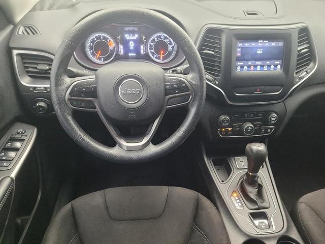 Photo of 2019 Velvet Red Pearlcoat Jeep Cherokee