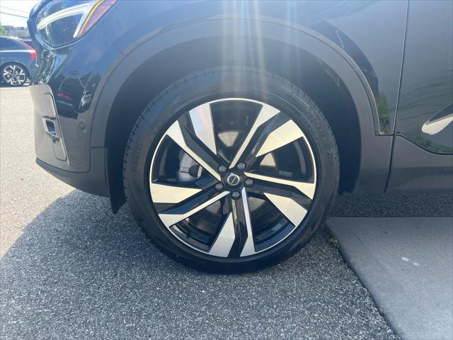 Photo of 2024 Onyx Black Metallic Volvo XC40