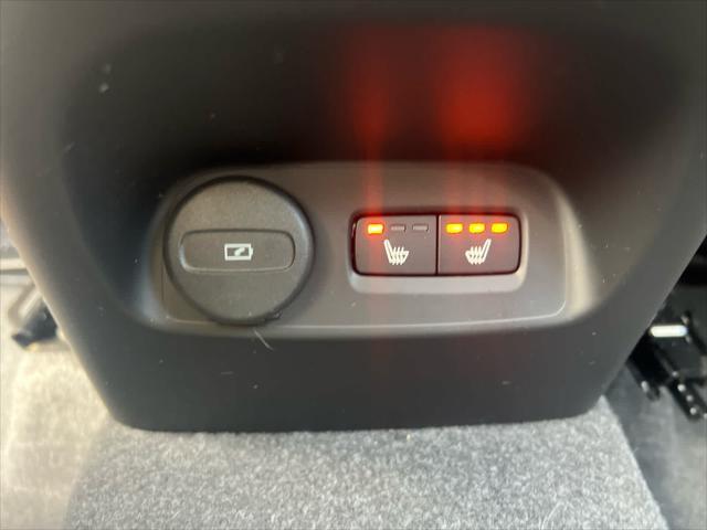 Photo of 2024 Onyx Black Metallic Volvo XC40