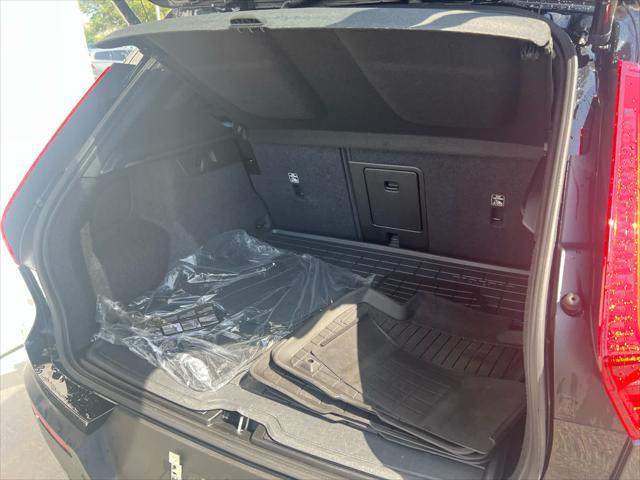Photo of 2024 Onyx Black Metallic Volvo XC40