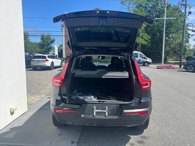 Photo of 2024 Onyx Black Metallic Volvo XC40