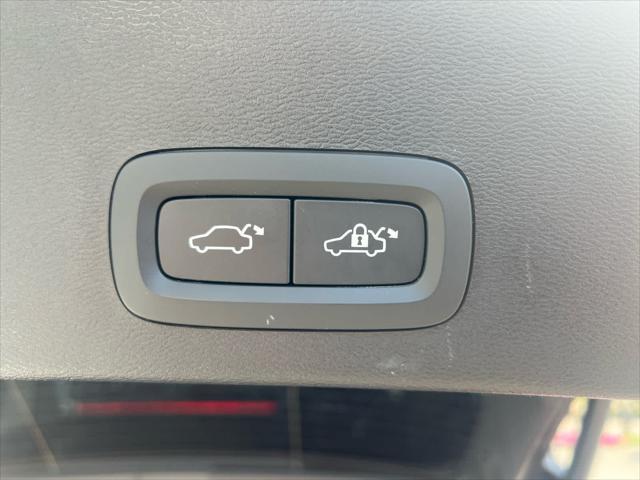 Photo of 2024 Onyx Black Metallic Volvo XC40