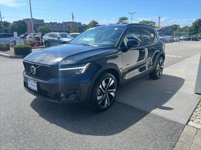 Photo of 2024 Onyx Black Metallic Volvo XC40