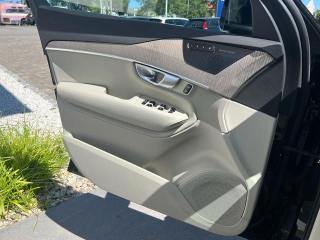 Photo of 2024 Onyx Black Metallic Volvo XC90
