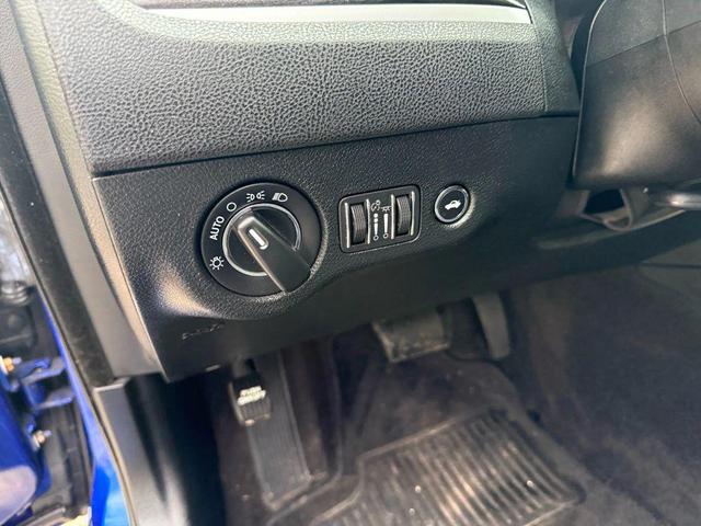 Photo of 2018 Ocean Blue Metallic Clearcoat Chrysler 300