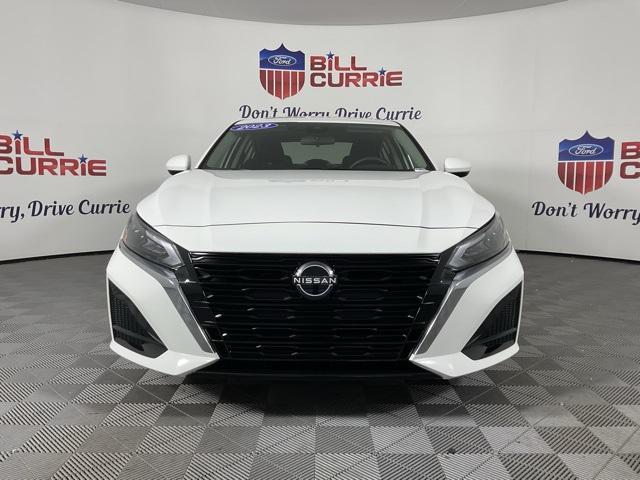 Photo of 2023 Glacier White Nissan Altima