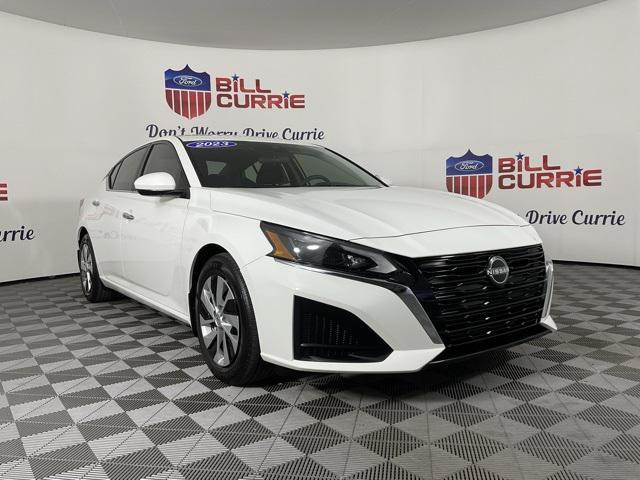 Photo of 2023 Glacier White Nissan Altima