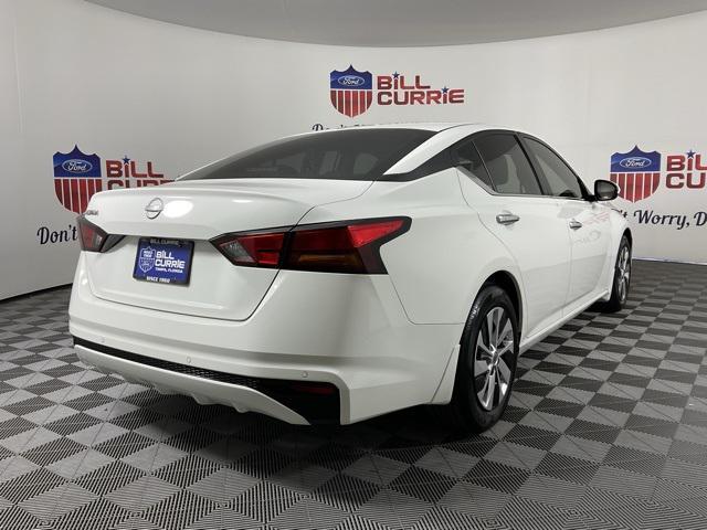 Photo of 2023 Glacier White Nissan Altima