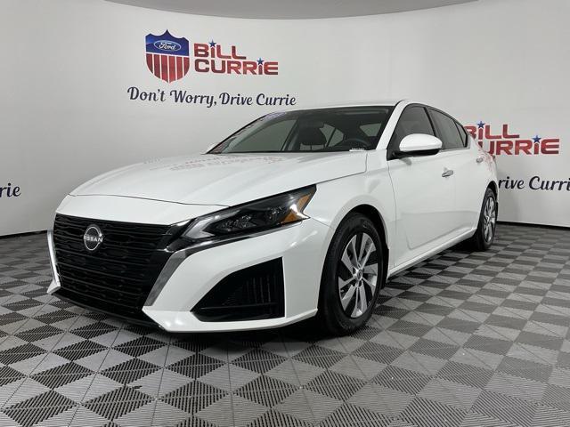 Photo of 2023 Glacier White Nissan Altima