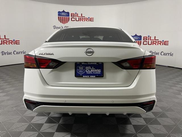 Photo of 2023 Glacier White Nissan Altima