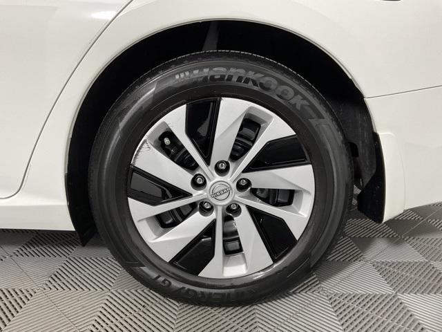 Photo of 2023 Glacier White Nissan Altima
