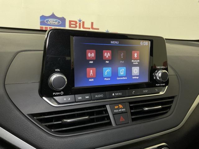 Photo of 2023 Glacier White Nissan Altima