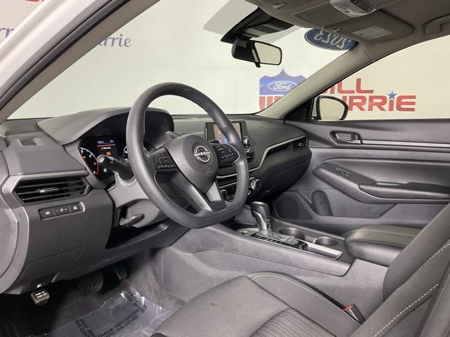 Photo of 2023 Glacier White Nissan Altima