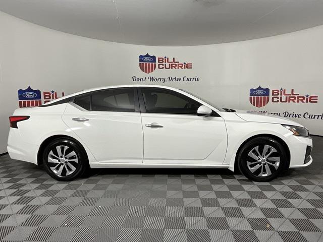 Photo of 2023 Glacier White Nissan Altima