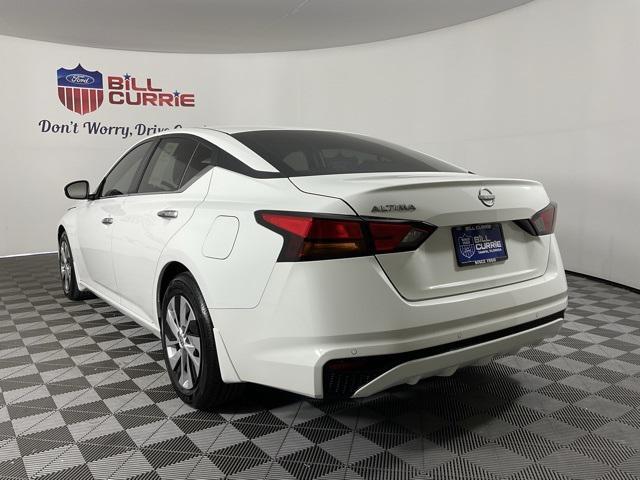 Photo of 2023 Glacier White Nissan Altima