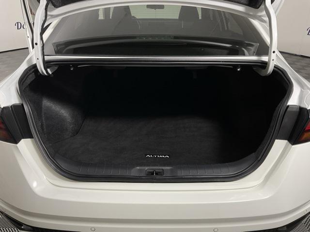 Photo of 2023 Glacier White Nissan Altima