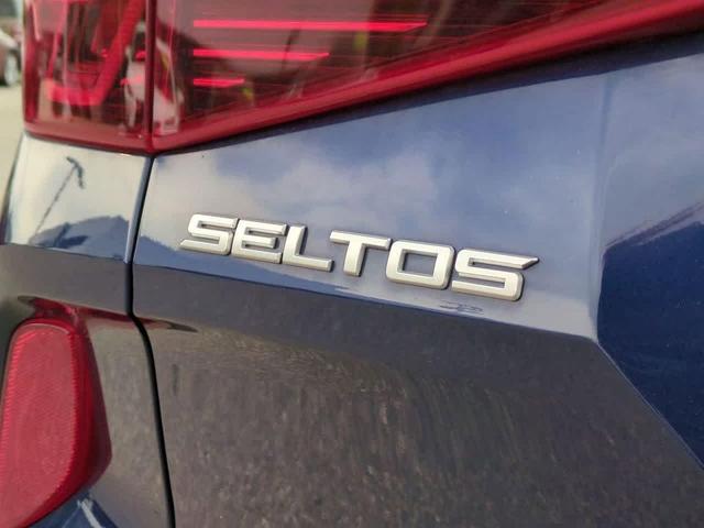 Photo of 2022 Dark Ocean Blue/White Roof Kia Seltos