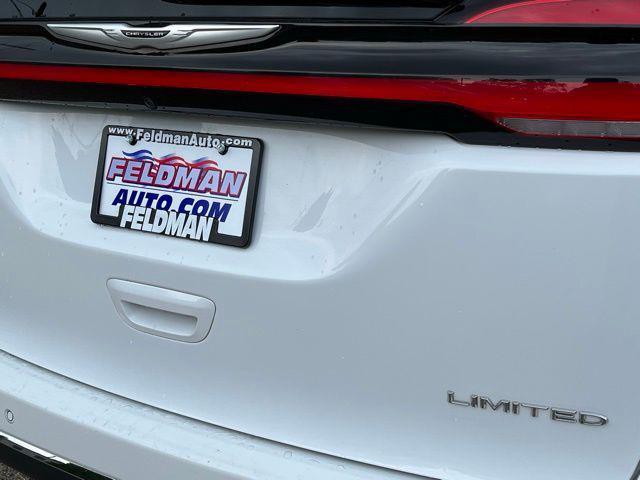 Photo of 2023 Bright White Clearcoat Chrysler Pacifica