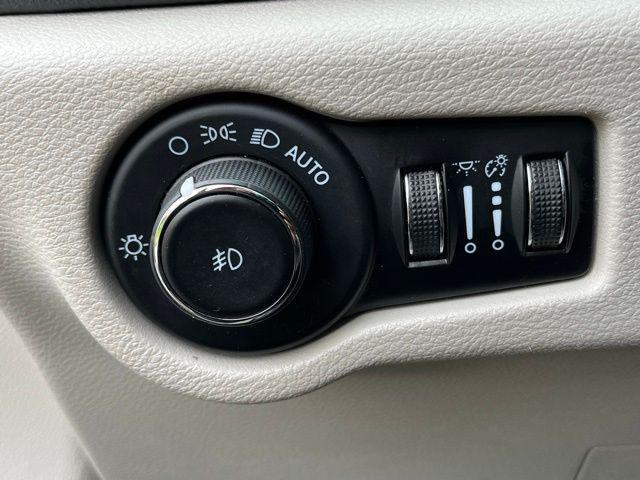 Photo of 2023 Bright White Clearcoat Chrysler Pacifica