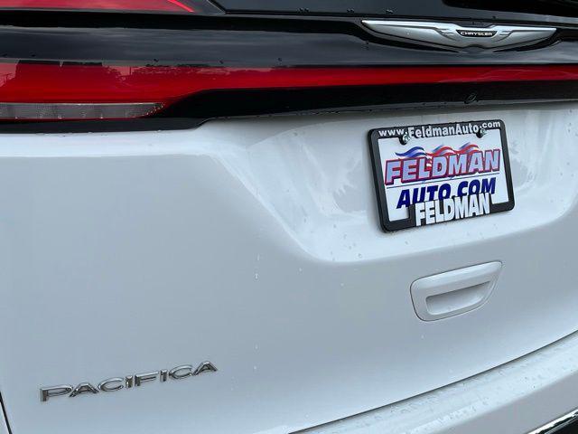 Photo of 2023 Bright White Clearcoat Chrysler Pacifica