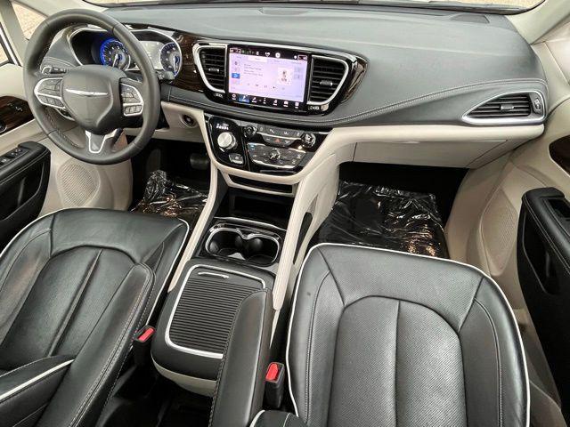 Photo of 2023 Bright White Clearcoat Chrysler Pacifica