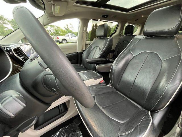 Photo of 2023 Bright White Clearcoat Chrysler Pacifica