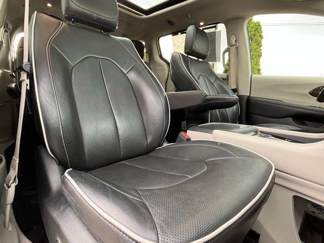 Photo of 2023 Bright White Clearcoat Chrysler Pacifica