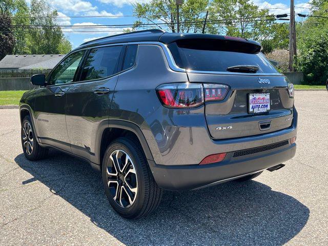 Photo of 2022 Granite Crystal Metallic Clearcoat Jeep Compass