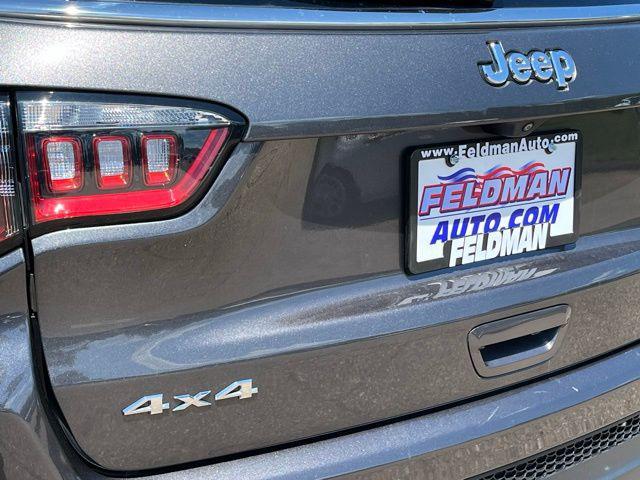 Photo of 2022 Granite Crystal Metallic Clearcoat Jeep Compass