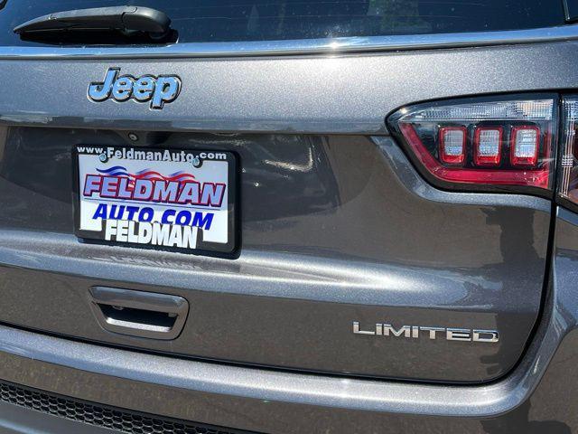 Photo of 2022 Granite Crystal Metallic Clearcoat Jeep Compass