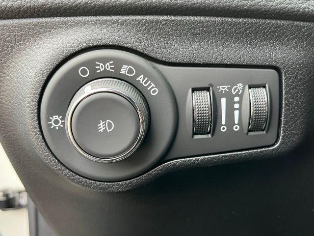 Photo of 2019 White Clearcoat Jeep Compass