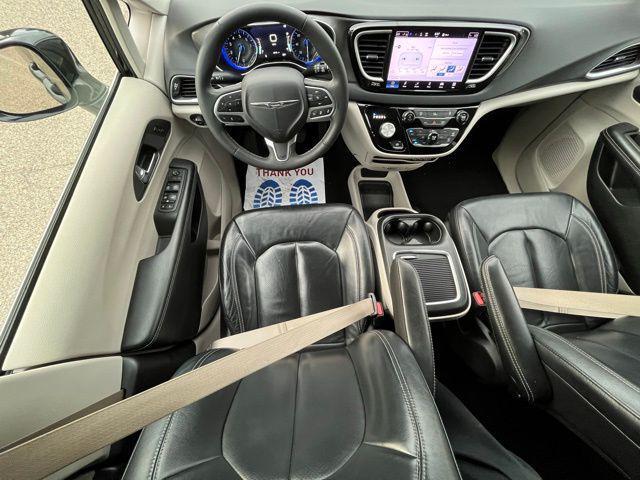 Photo of 2022 Brilliant Black Crystal Pearlcoat Chrysler Pacifica