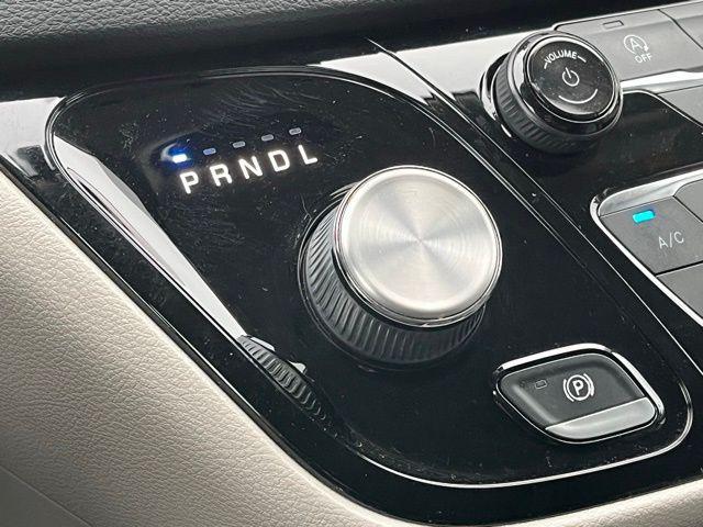 Photo of 2022 Brilliant Black Crystal Pearlcoat Chrysler Pacifica
