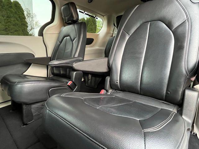 Photo of 2022 Brilliant Black Crystal Pearlcoat Chrysler Pacifica