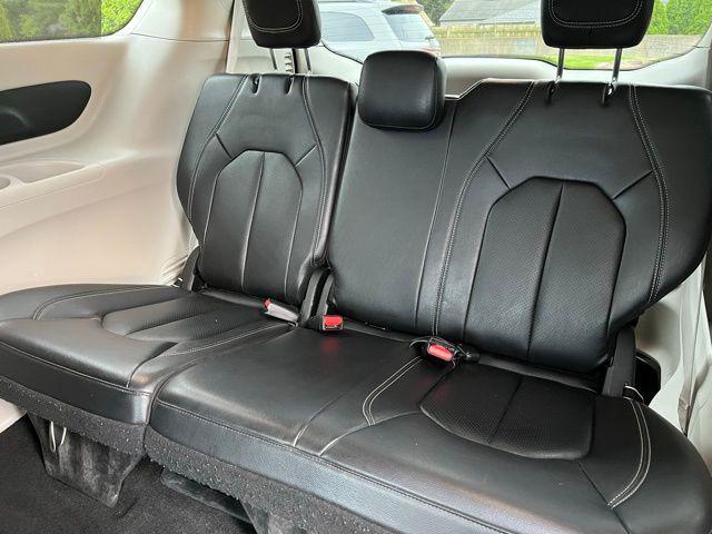 Photo of 2022 Brilliant Black Crystal Pearlcoat Chrysler Pacifica