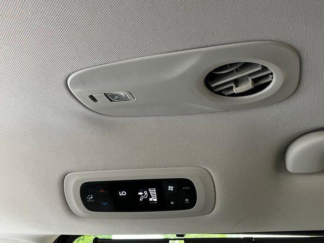 Photo of 2022 Brilliant Black Crystal Pearlcoat Chrysler Pacifica