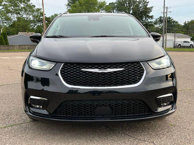 Photo of 2022 Brilliant Black Crystal Pearlcoat Chrysler Pacifica