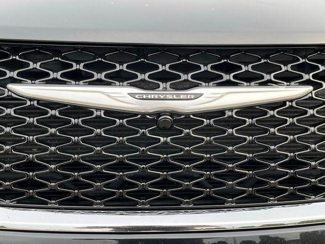 Photo of 2022 Brilliant Black Crystal Pearlcoat Chrysler Pacifica