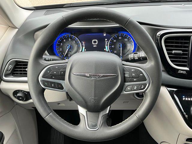 Photo of 2022 Brilliant Black Crystal Pearlcoat Chrysler Pacifica