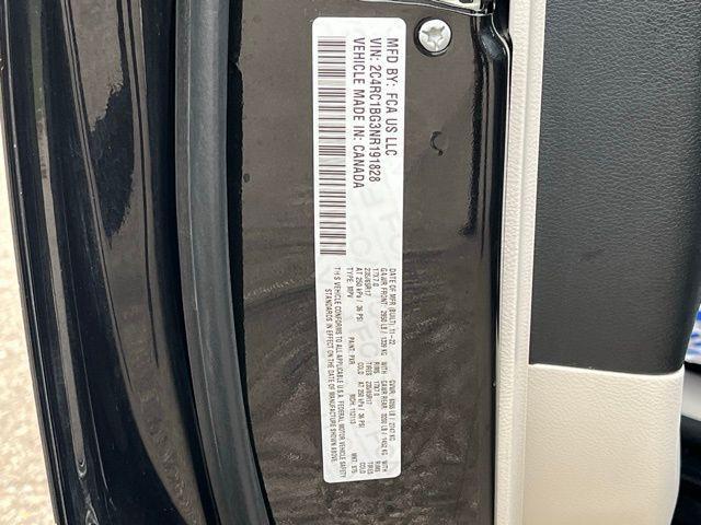 Photo of 2022 Brilliant Black Crystal Pearlcoat Chrysler Pacifica