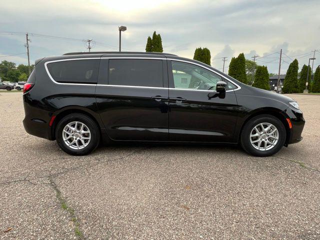 Photo of 2022 Brilliant Black Crystal Pearlcoat Chrysler Pacifica