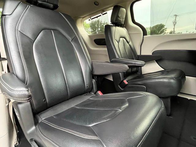 Photo of 2022 Brilliant Black Crystal Pearlcoat Chrysler Pacifica