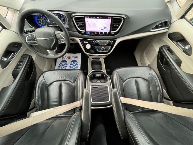 Photo of 2022 Brilliant Black Crystal Pearlcoat Chrysler Pacifica