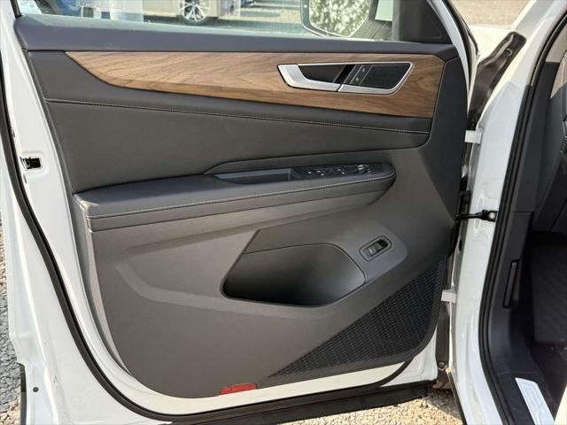 Photo of 2025 Pure White Volkswagen Atlas