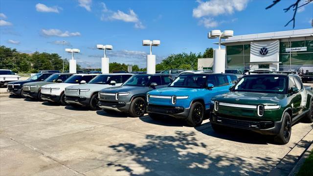 Photo of 2022 Glacier White Rivian R1T