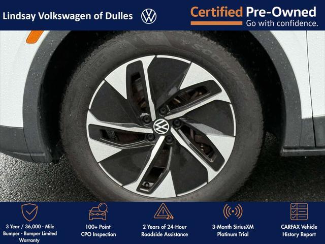 Photo of 2021 Glacier White Metallic/Black Roof Volkswagen ID.4