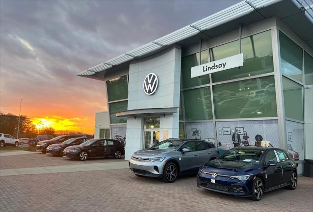 Photo of 2021 Glacier White Metallic/Black Roof Volkswagen ID.4